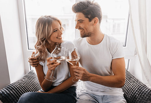 Hochzeitstag zu Hause feiern während Corona