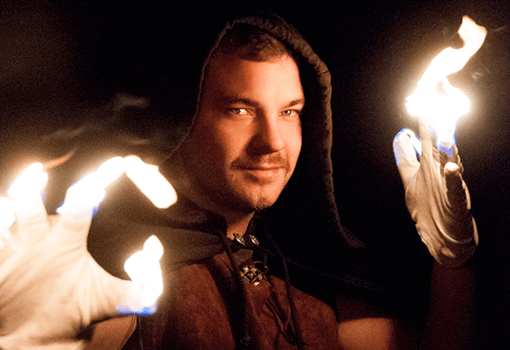 Er spuckt brennende Herzen in den Himmel