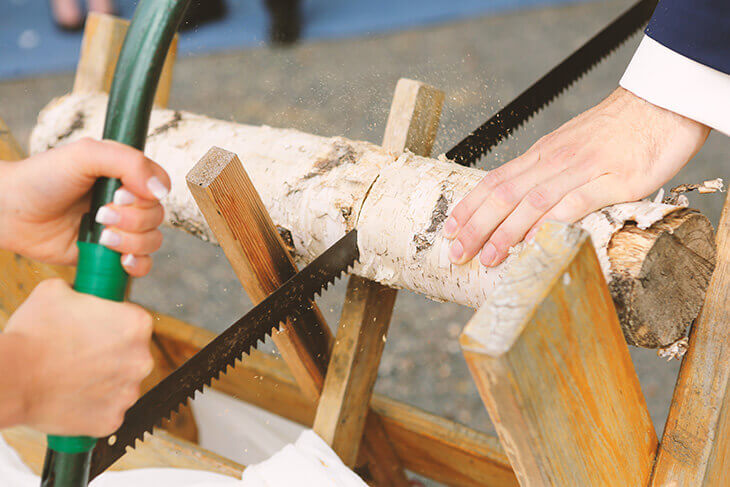 Hochzeitsbraeuche Baumstamm saegen