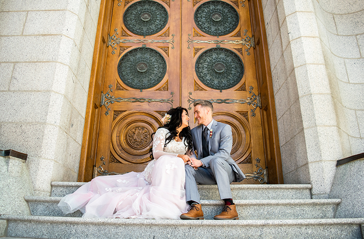 kirchliche Trauung Brautpaar vor Kirche