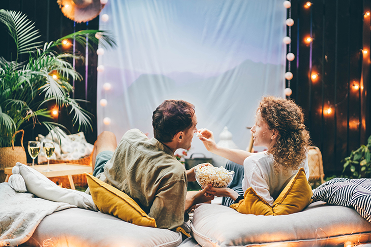 Hochzeitsfilme zusammen mit dem Partner schauen