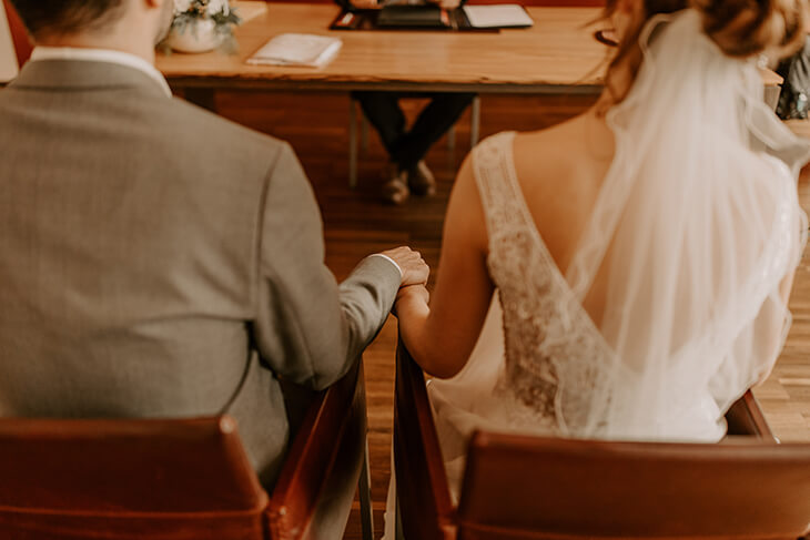 Hand in Hand - Standesamt Oldenburg - Hochzeit Alisa & Philipp