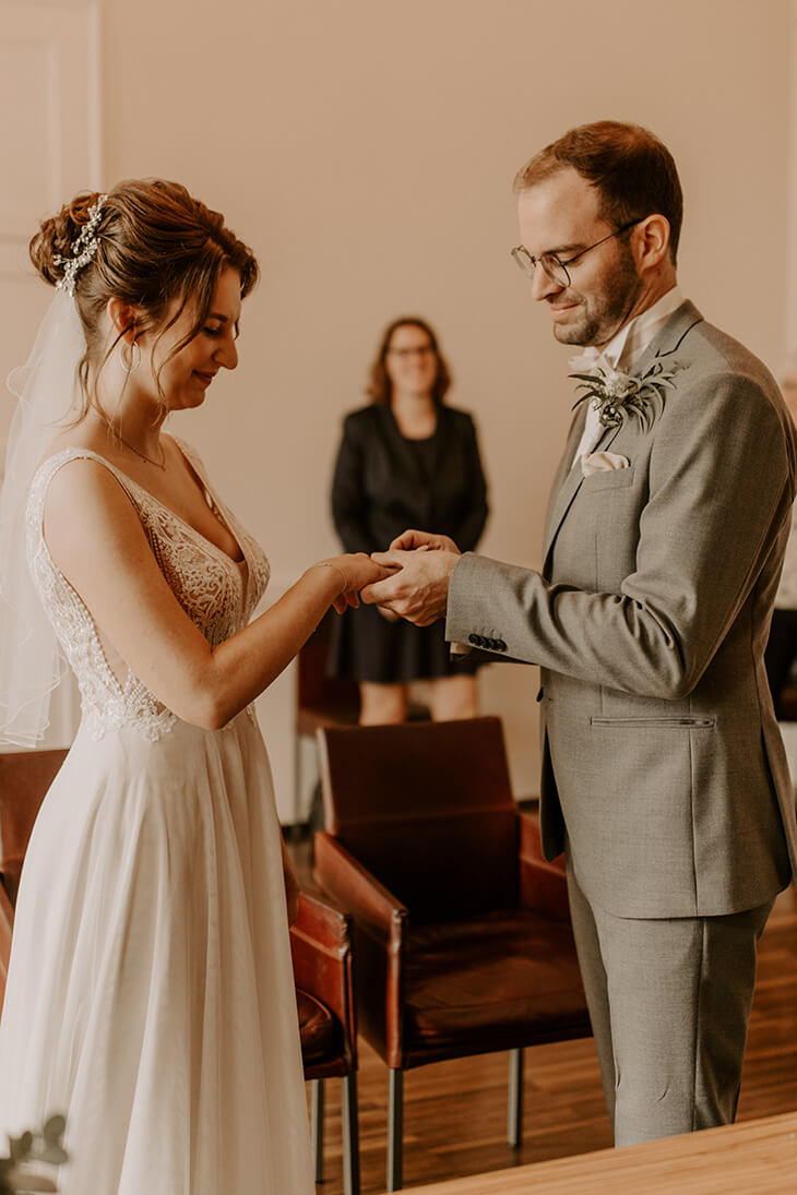 Ringtausch im Standesamt Oldenburg - Hochzeit Alisa & Philipp