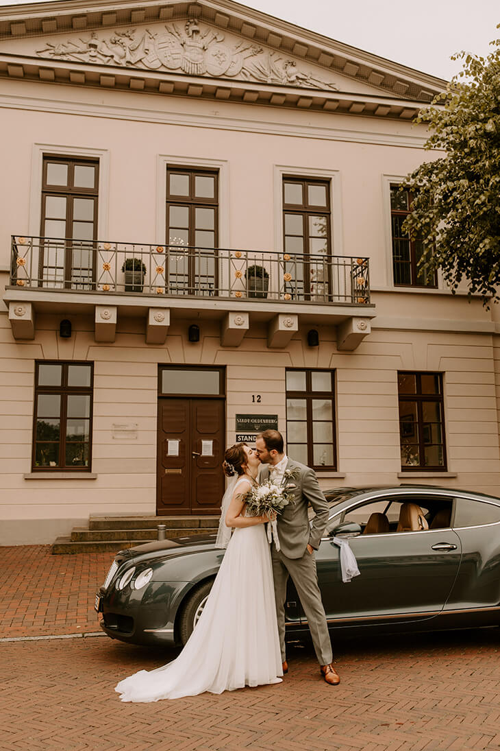 Bentley am Standesamt Oldenburg - Hochzeit Alisa & Philipp