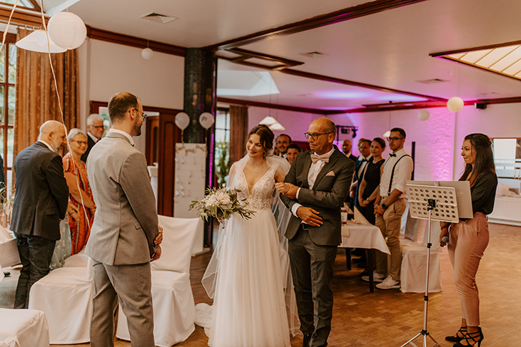 Der Einzug der Braut zur freien Trauung im Perino