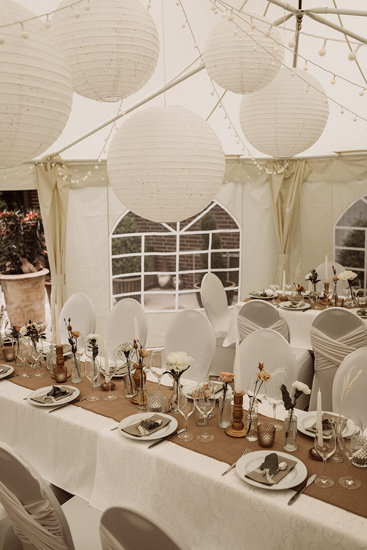 Gartenparty zur Hochzeit mit Zelt