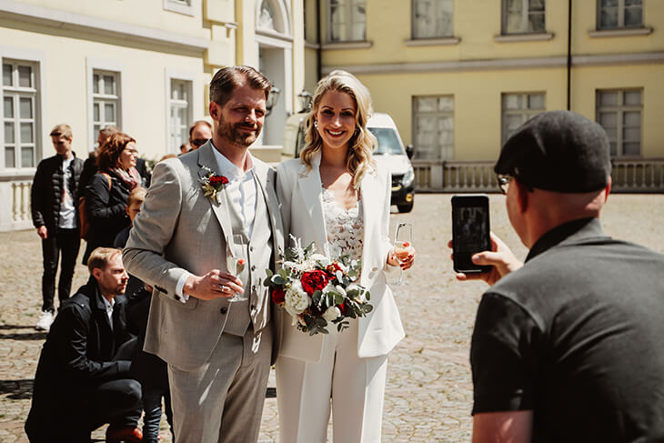 Überraschung zur Corona-Hochzeit vor dem Standesamt