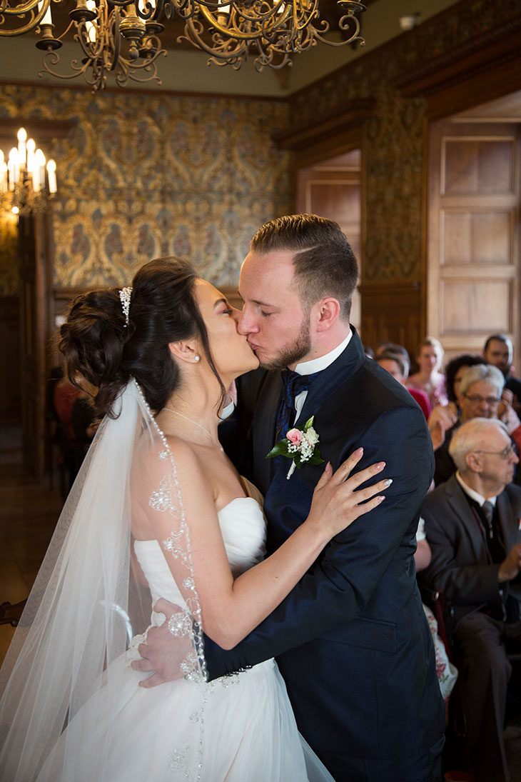 Marina und Alex Hochzeit erster Kuss