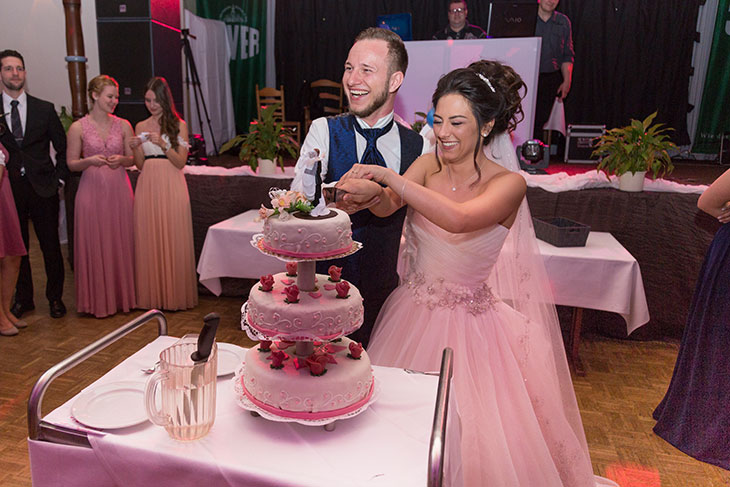 Anschneiden der Hochzeitstorte Marina und Alex