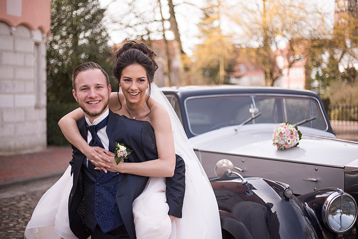 Marina und Alex vor ihrem Oldtimer