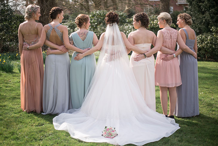Marina und Brautjungfern Pastellfarben Kleider