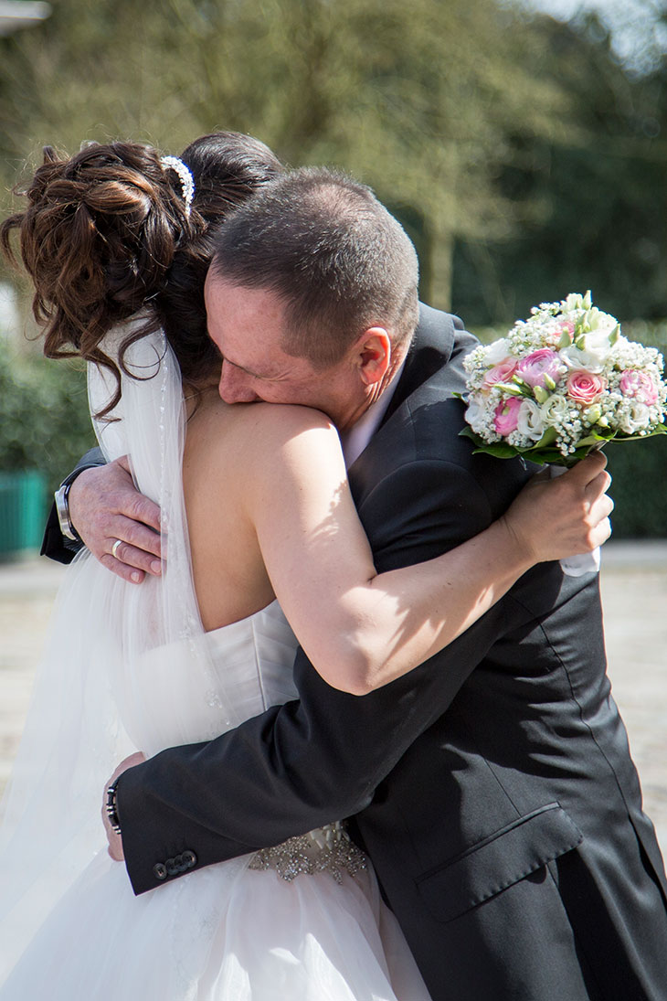 Marina und ihr Papa vor der Trauung Brautkleid