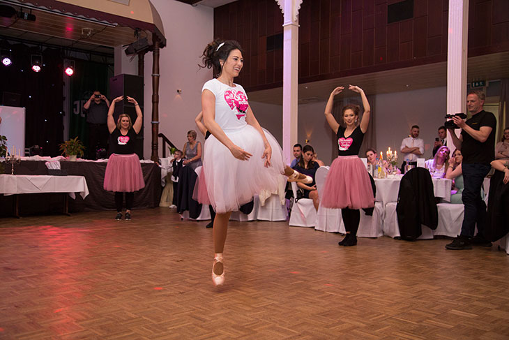 Marina tanzt für Alex bei der Hochzeitsfeier