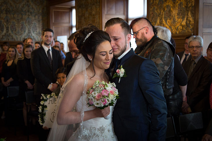 Traenen nach der Trauung beim Brautpaar