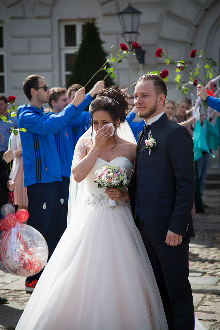 Marina geruehrt nach der Trauung