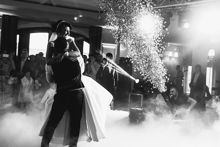 Hochzeitstanz Trauzeugen Konfetti Feier
