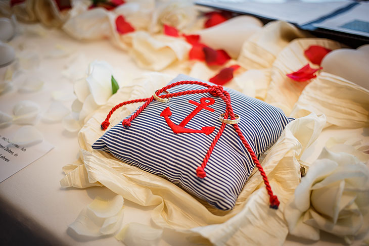 Maritimes Ringkissen mit Anker