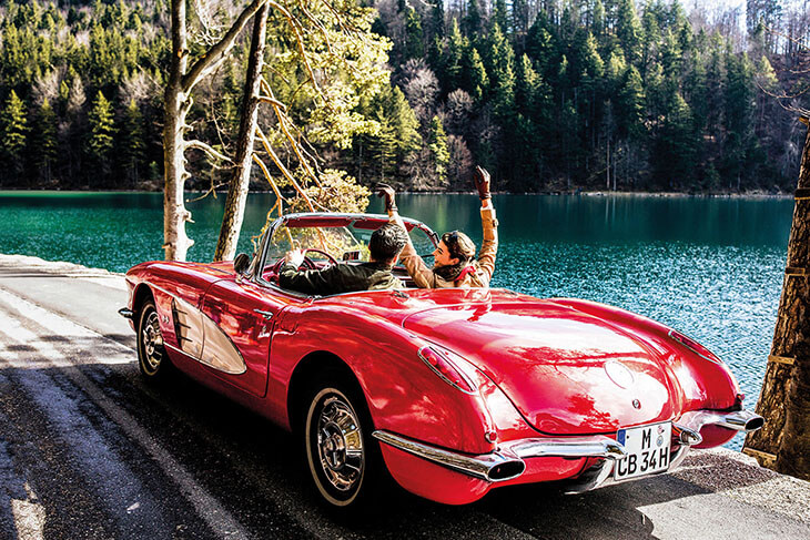 Heiratsantrag im nostalgischem Oldtimer