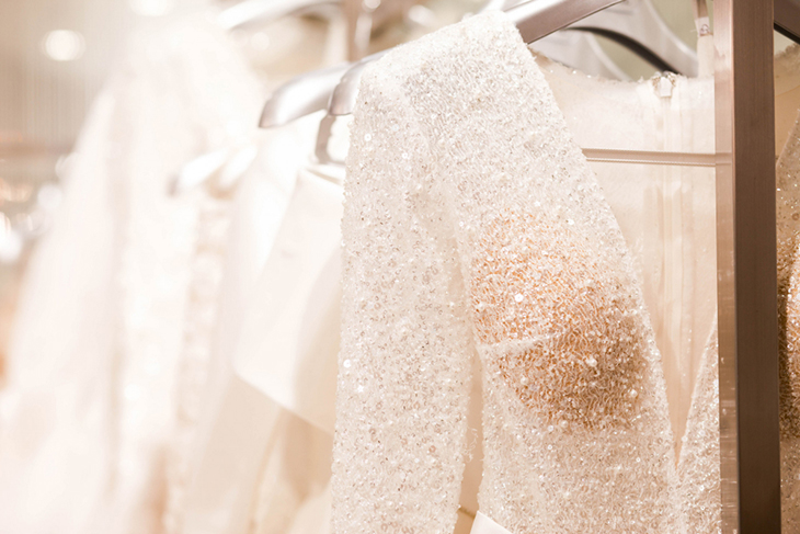 Transparentes Brautkleid mit Spitze