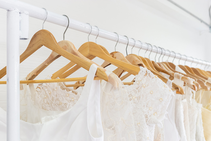 Brautkleider auf Kleiderbügel