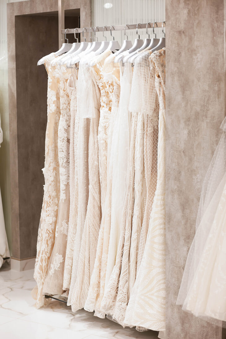 Brautkleider auf Kleiderbügel