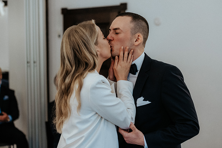 Der Hochzeits-Kuss ist natürlich trotz Corona drin!