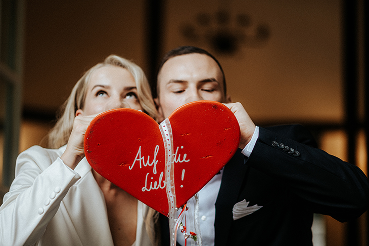 Auf die Corona-Hochzeit wird erstmal angestoßen