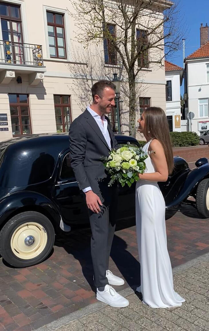 Philip Schwethelm und seine Katinka vor dem Standesamt