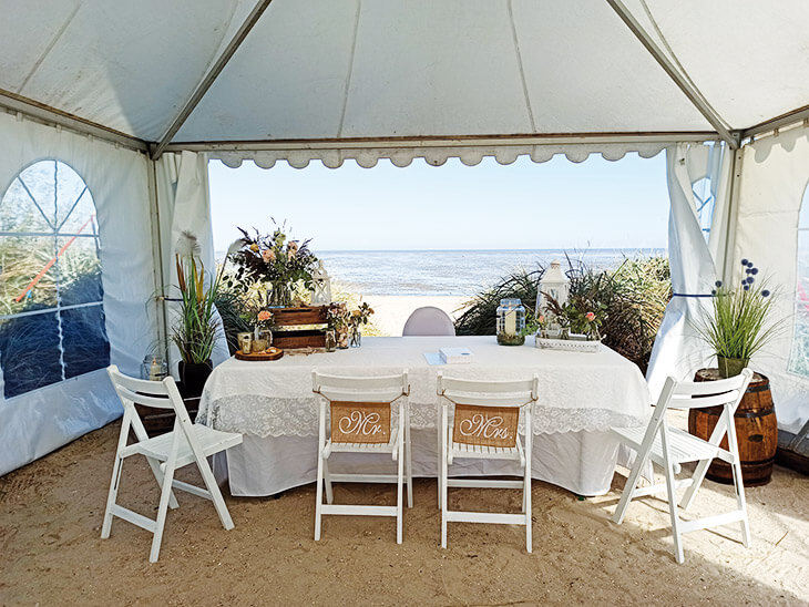 Das Ja-Wort im Strandsand: Pagodenzelt am Strand von Schillig.
