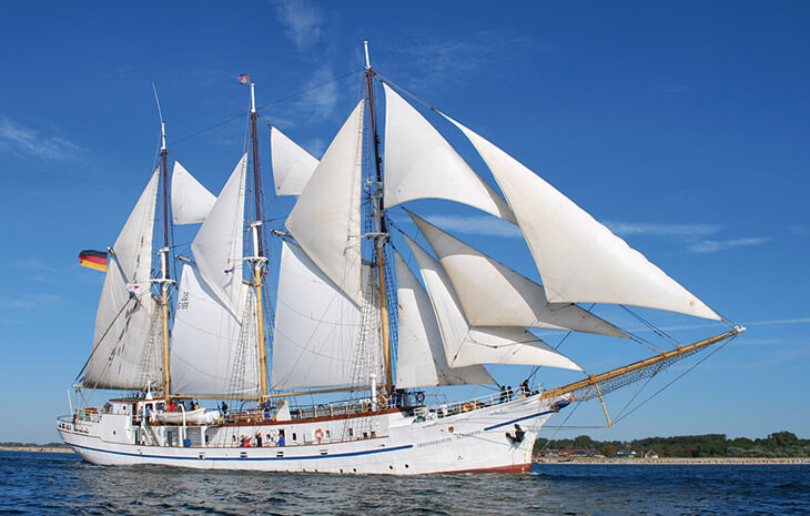 Die Großherzogin Elisabeth in Vollzeug auf der Weser.