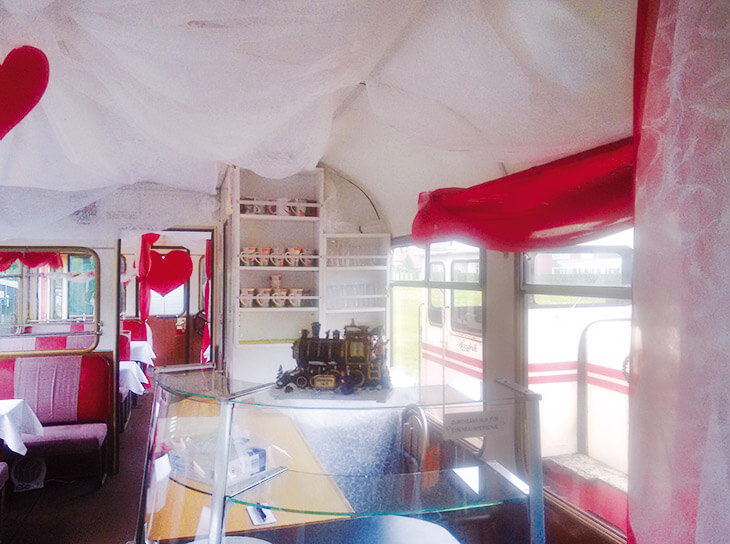 Weichen stellen: Eheschließung im hübsch dekorierten Waggon. 